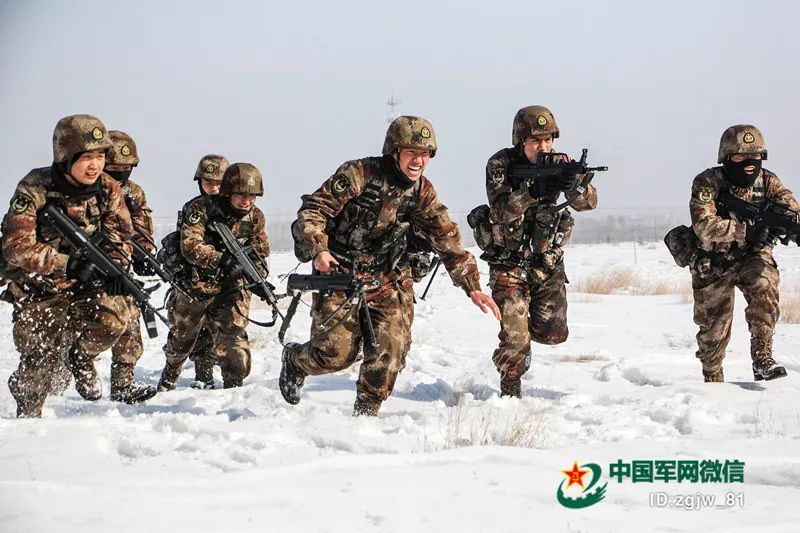 你在艳阳里享受春天，我在白雪中守护着你