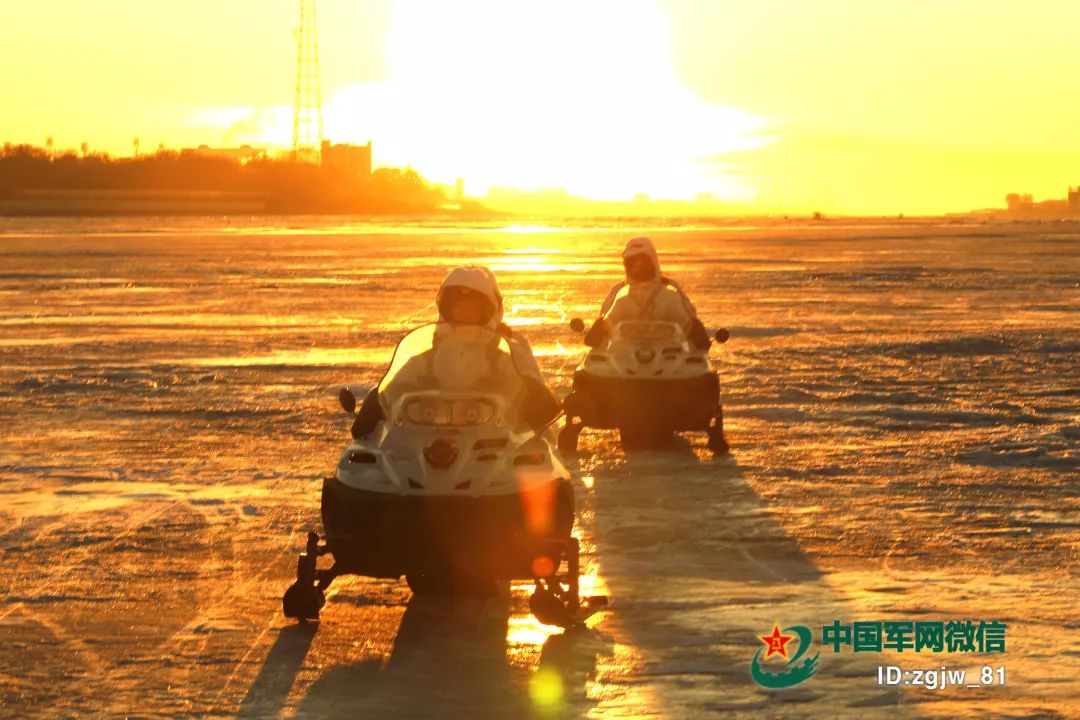 你在艳阳里享受春天，我在白雪中守护着你