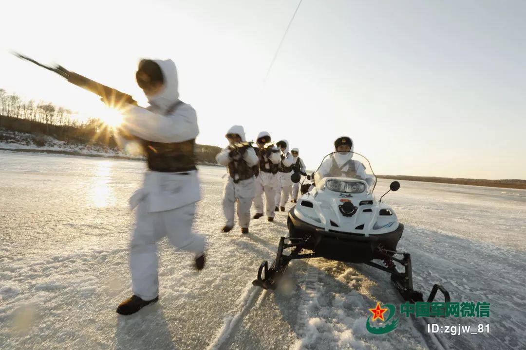你在艳阳里享受春天，我在白雪中守护着你