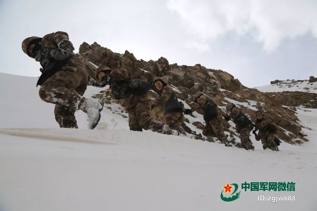 你在艳阳里享受春天，我在白雪中守护着你