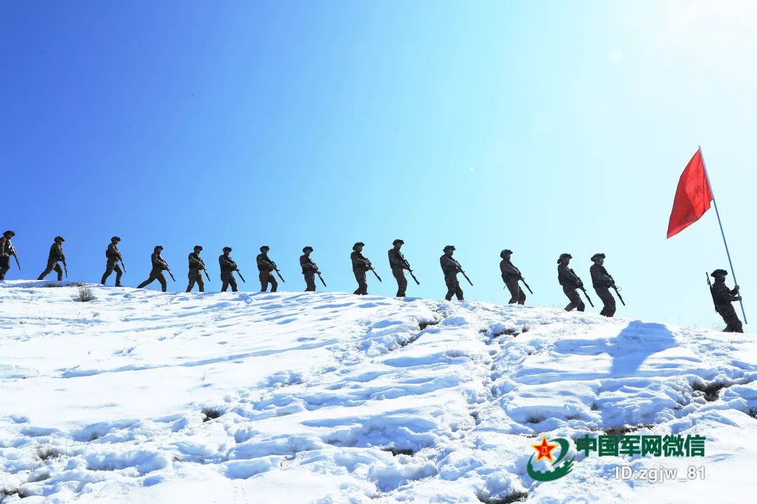 你在艳阳里享受春天，我在白雪中守护着你