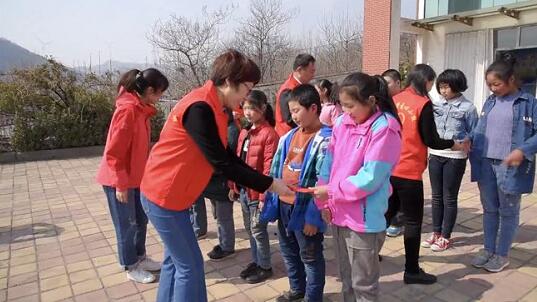 [温暖泉城]爱心企业捐助留守儿童