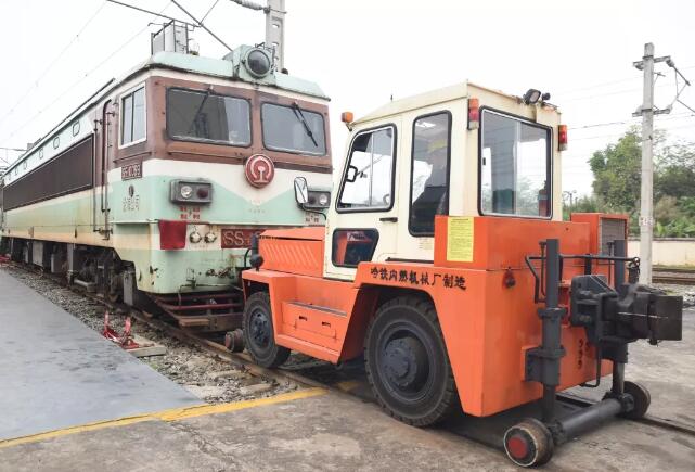 汽车还会撒娇？一言不合就拉着火车跑！