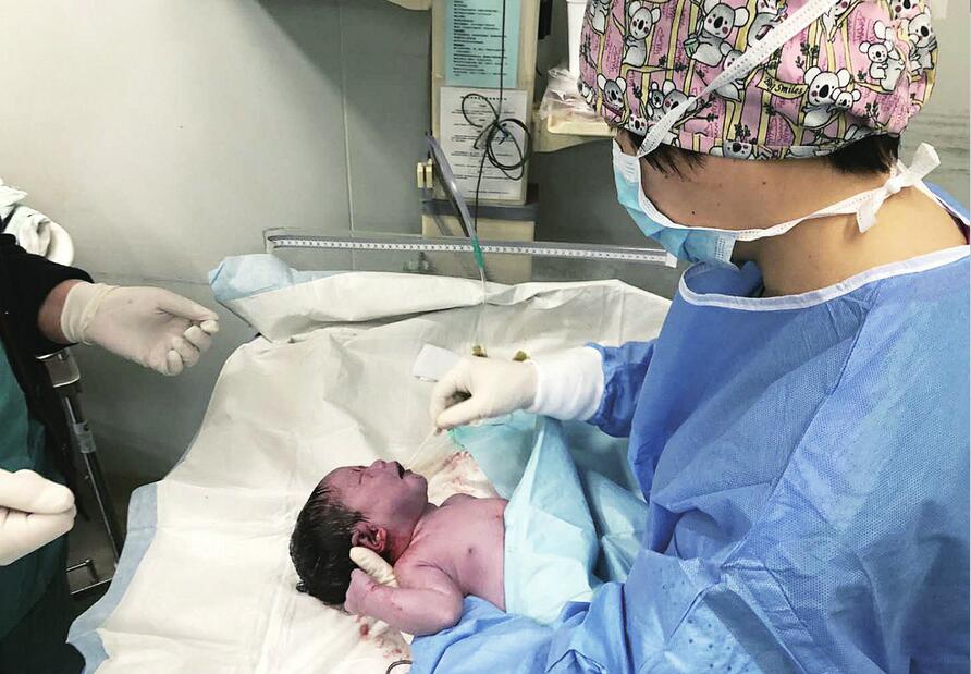 12分钟“一举”救下新生儿