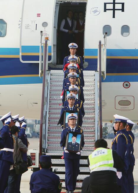 这份怀念永不止歇 济南老兵驱车7小时来了 新兵连战友也来“接站”