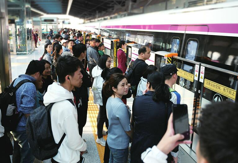 济南地铁1号线成“网红”打卡点 清明小长假首日客流大涨 