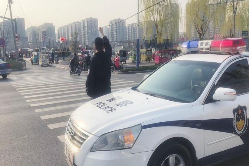 [温暖泉城] 两位“光缆侠”轮流托举安全