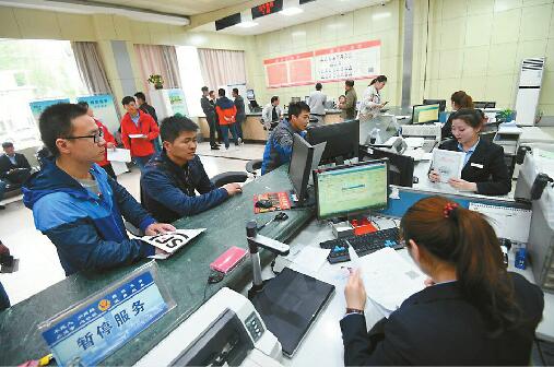 一天近两千新车扎堆 市车管所提醒：各区县均可办