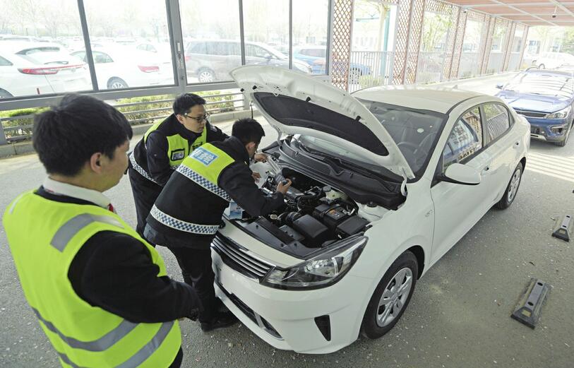 新车挂牌找“窍门” 通过线上预约等方式可减少等待时间