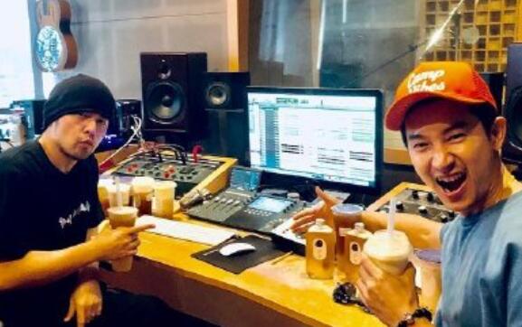 什么情况？周杰伦开始录歌了 10杯奶茶是首歌？