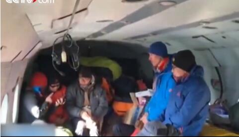 新疆昌吉市：雪崩被困全部获救 获救“驴友”搭直升机返回