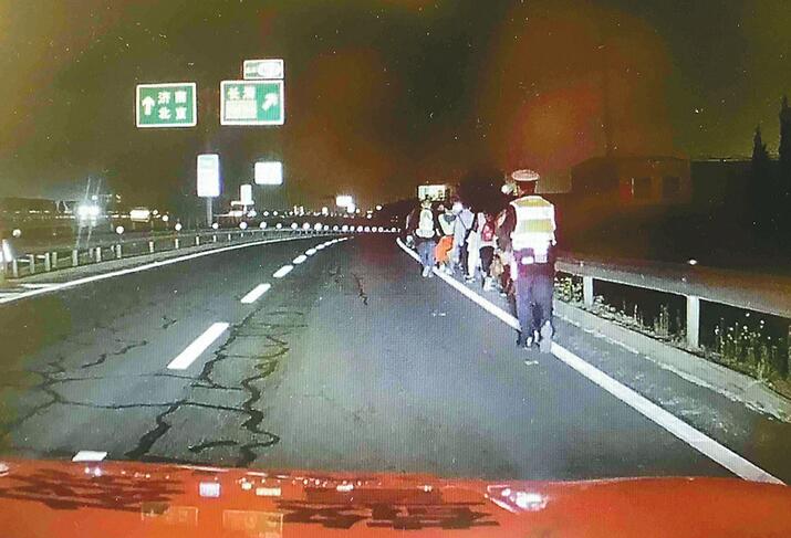 夜晚大巴车高速抛锚 济南交警打灯护送53人转移