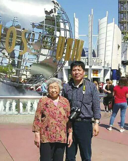 这位汉子每年都带老母亲旅游 17年走过近20个国家