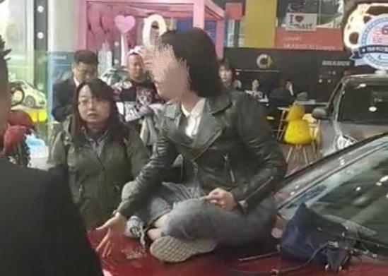 竞争大了怪客户挑?奔驰女车主回应什么情况?女车主讲诉事件经过