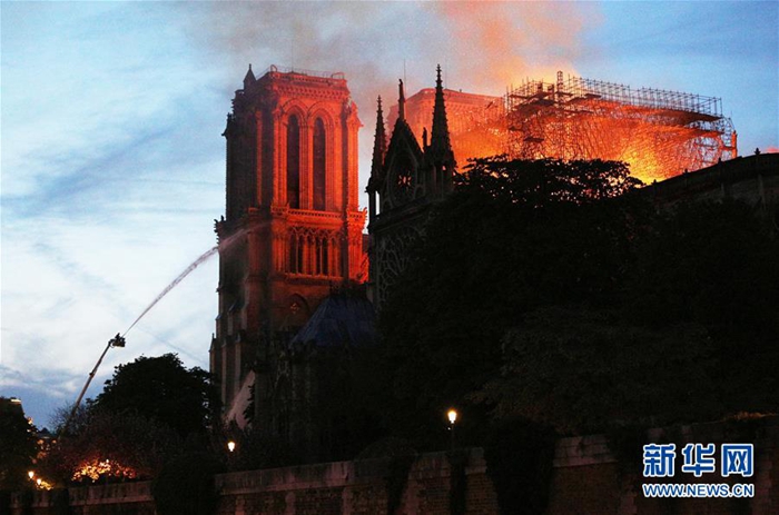 法国总统承诺重建损毁严重的巴黎圣母院