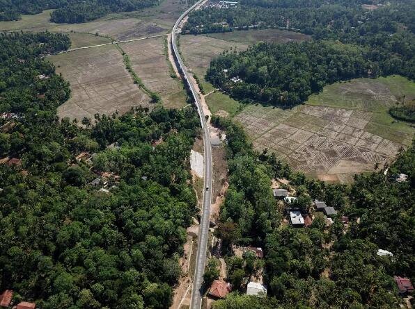 90年来修的第一条铁路，中国帮它实现