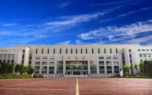 马背上建校，如今同层换教室要走8分钟，这是什么“神仙”学校？ 