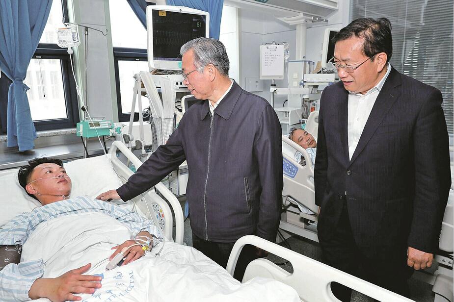 刘家义看望慰问齐鲁天和惠世制药事故伤员
