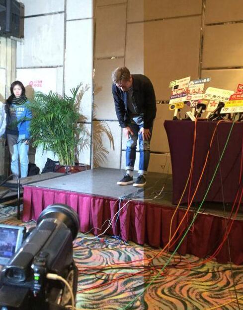 一把鼻涕一把泪！许志安承认出轨黄心颖 车内亲密片画面曝光