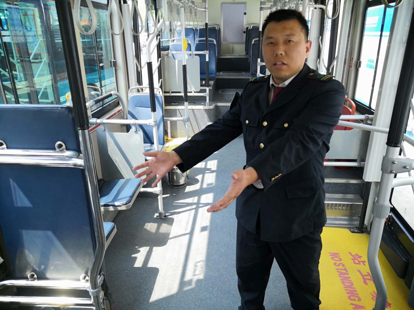 [温暖泉城]乘客突然晕倒 众人出手相助