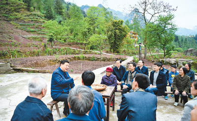 习近平在重庆考察并主持召开解决“两不愁三保障”突出问题座谈会