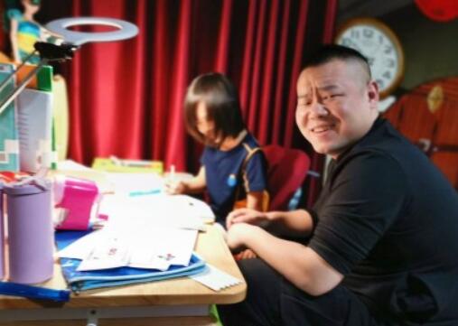 不尴尬吗?岳云鹏辅导作业 字竟然写的挺好看太惊讶了！ 