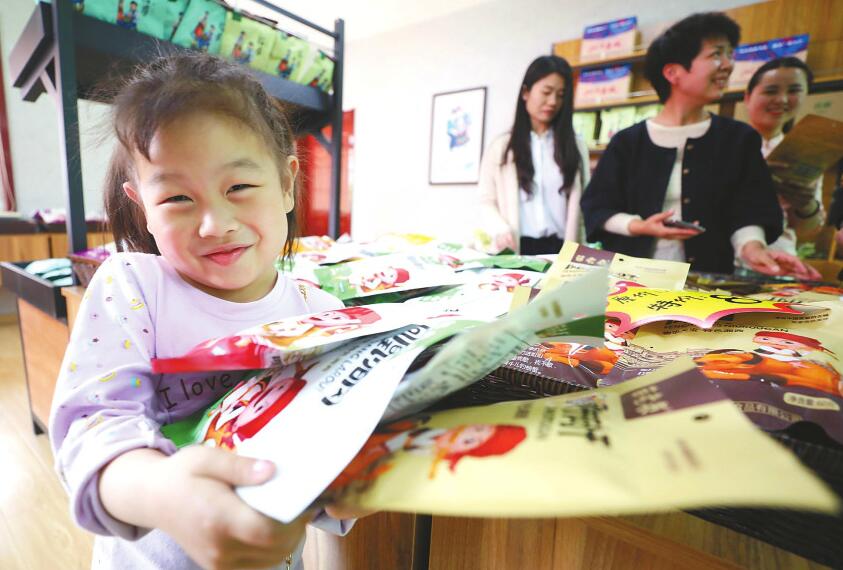 湘西特产再次亮相泉城:市民纷纷抢购 竞相奉献爱心