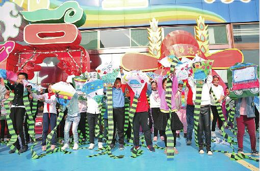 让梦想飞一会儿！首届济南“国际风筝节”上 近百名中小学生手绘风筝