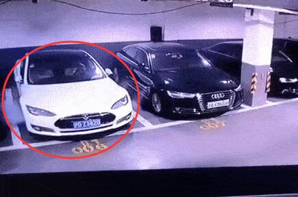 特斯拉回应自燃到底说了什么?车被烧成铁架想想都后怕