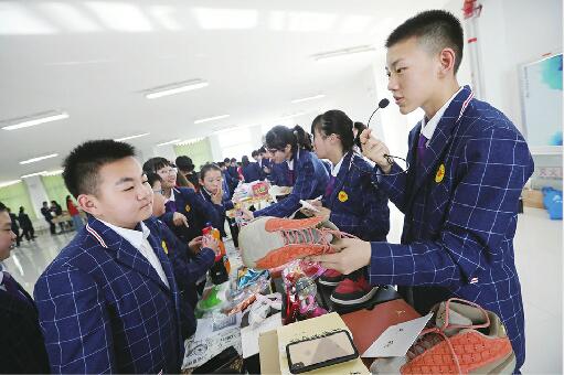 舜华学校义卖用英语“谈生意”还能扫码支付