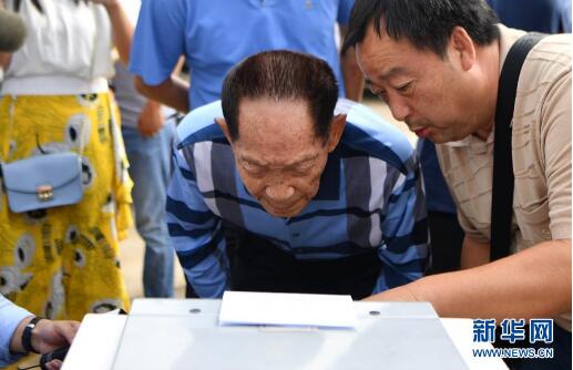 一颗稻谷里的爱国情怀——记“杂交水稻之父”袁隆平