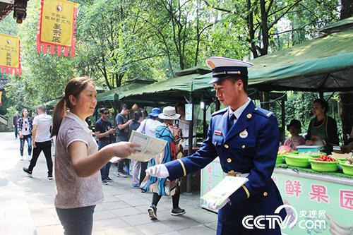成都森林消防大队青城山靠前驻防分队森林消防员在景区内巡逻，宣传森林防火知识。（徐辉 摄）