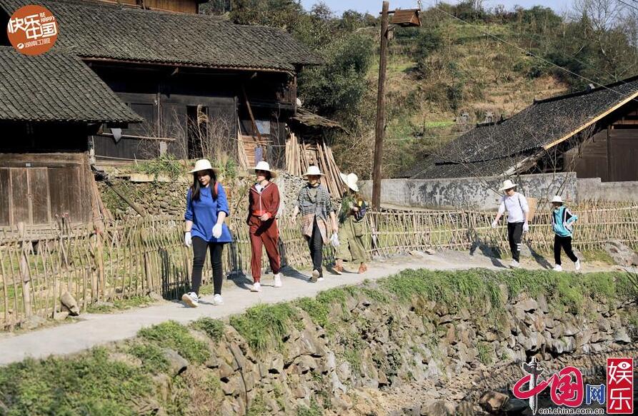 黄雅莉蝴蝶泉边唱哭何老师 05超女重聚忆当年“炸毛”潮流发型