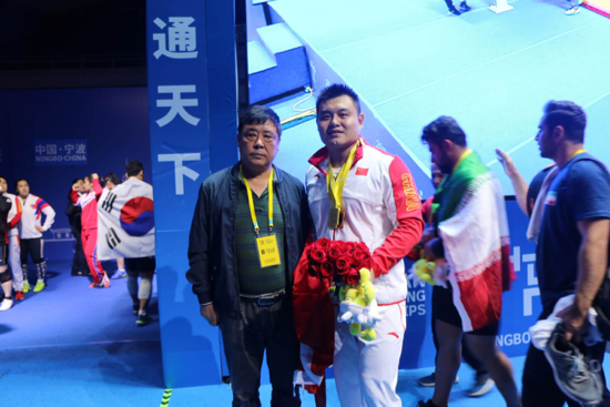 亚洲举重锦标赛传喜讯 济南杨哲勇冠