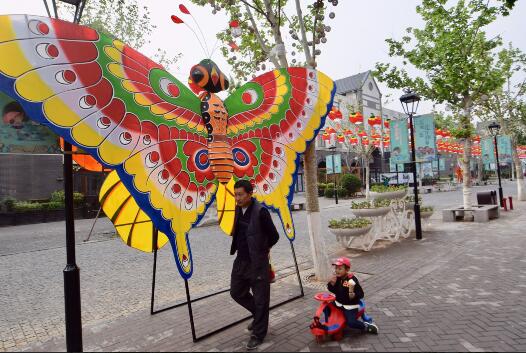 千米龙头蜈蚣“飞天” 助力国际风筝节