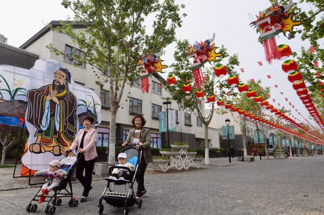 千米龙头蜈蚣“飞天” 助力国际风筝节