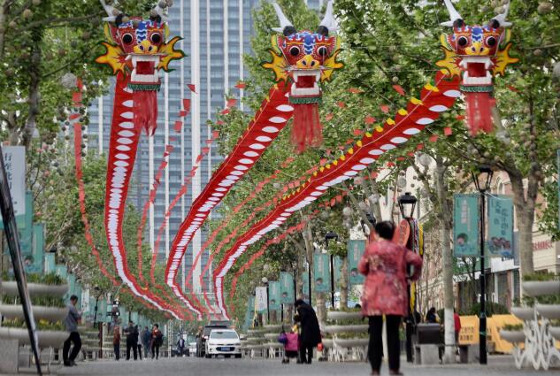 千米龙头蜈蚣“飞天” 助力国际风筝节