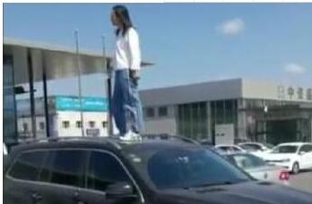 奔驰车主车顶维权:不想模仿谁 就想讨个公道!