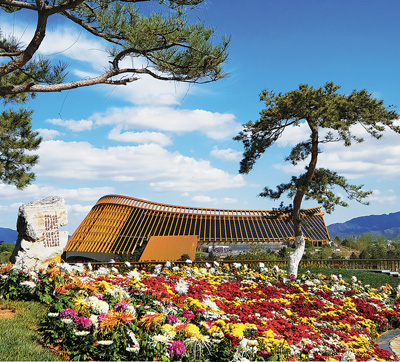 北京世园会开幕徜徉花海看展馆
