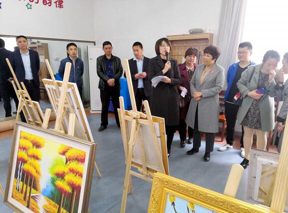 [温暖泉城]双胞胎“玻璃人”油画义卖变“快闪”