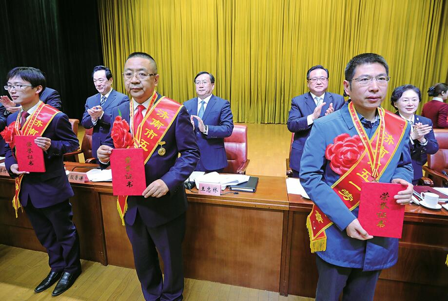 王忠林在全市庆祝“五一”国际劳动节暨2018年度经济社会发展综合考核表彰大会上强调：对标先进比学赶超雷厉风行快干实干