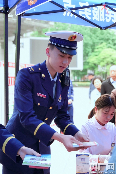 【追梦火焰蓝】记者手记：熟悉的陌生人 消防员的AB面