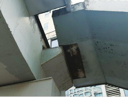 燕山立交桥西中国农业银行过街天桥被撞错位  恢复通行还得等等