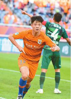 落后90分钟 补时连进两球 鲁能2:1逆转绿城