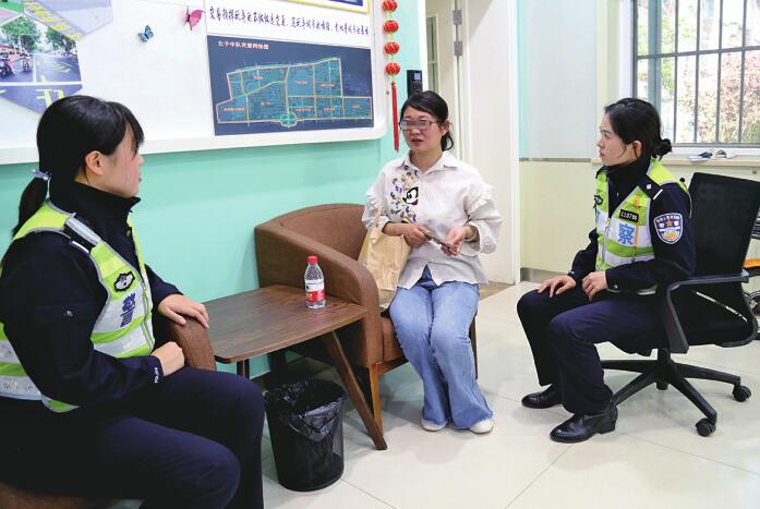 济南：少年走失急坏家长 交警出动帮忙寻回