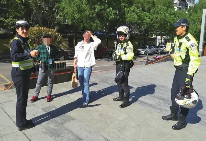 济南：少年走失急坏家长 交警出动帮忙寻回