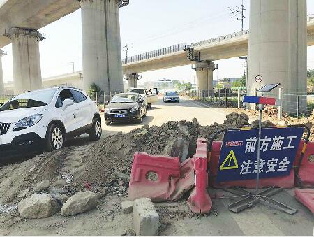 新铺的路上咋“长”出两堆渣土 富华路赵王河段影响出行遭质疑