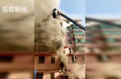 机智！小伙开吊车救14人 居民楼大火小伙用吊车搭云梯