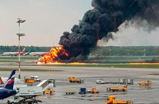 什么情况？俄罗斯一客机起火原因是什么？伤亡情况如何?