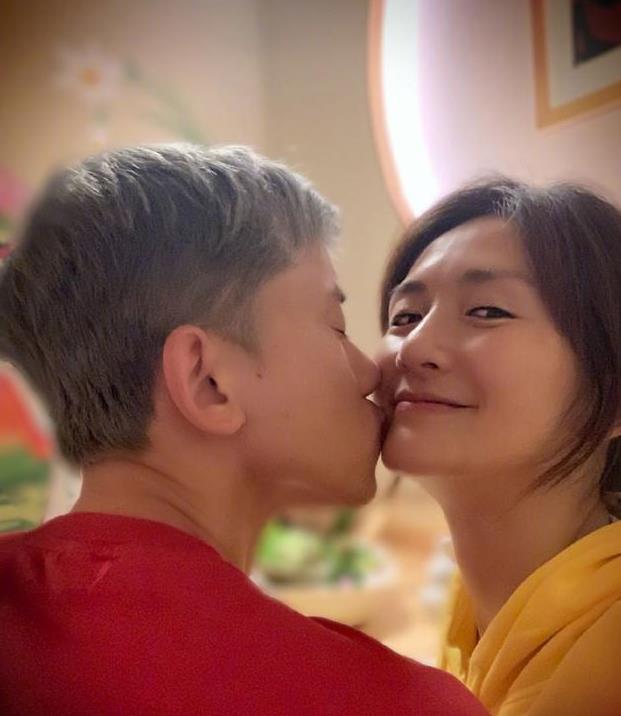 甜炸了！张杰为谢娜庆生到底什么情况？张杰怎么头发都白了 